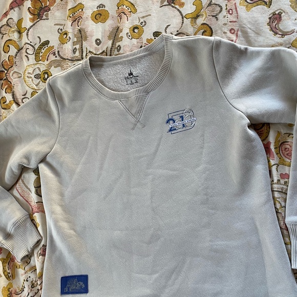 Disney Minnie Mouse 🐭 Large In Size Woman’s Crewneck Amazing back print 🏰 - Picture 9 of 9